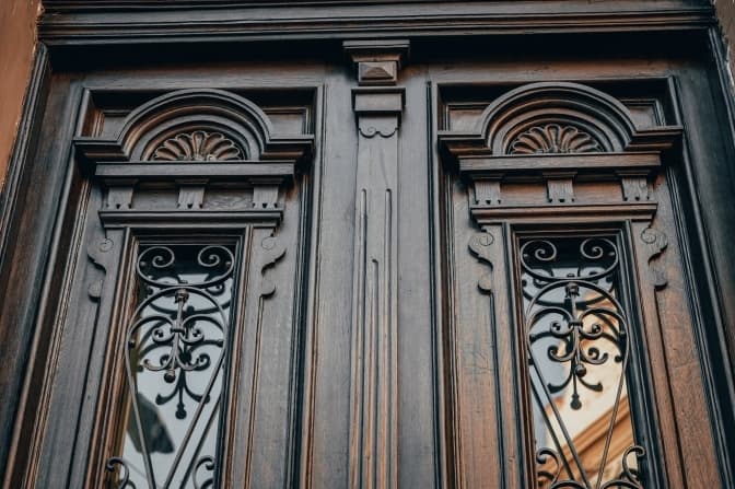 На вулиці Саксаганського відновили історичну браму висотою чотири метри