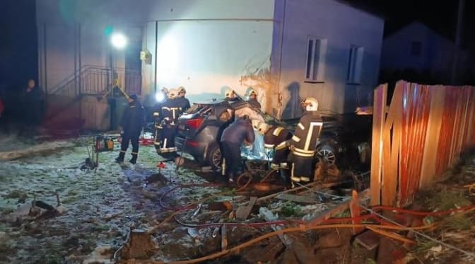 В’їхав у будинок та огорожу. Через ДТП на Львівщині загинуло чотири людини