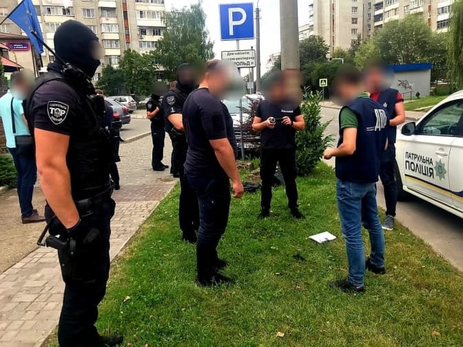 Працівника ДСНС Львівщини затримали на хабарі 700 доларів