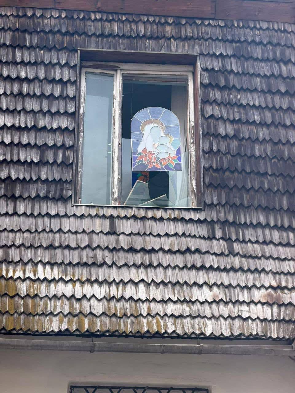 У Львові вітраж Богородиці вцілів серед вибитих вікон після атаки