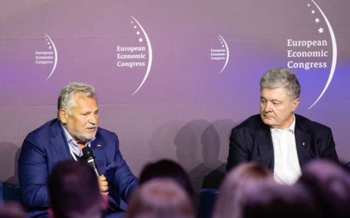 «Просив перейти на російську». Експрезидент Польщі розповів, що став жертвою пранкерів і розмовляв з фейковим Порошенком