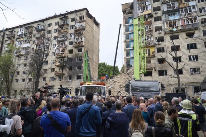 Іноземні дипломати відвідали місце російського удару в Солом'янському районі Києва