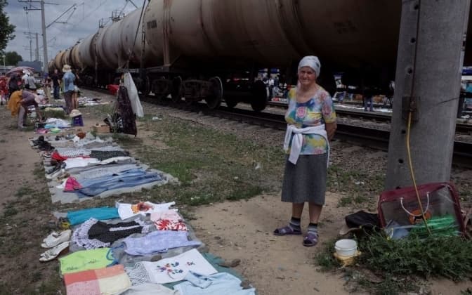 Колію залізниці на станції «Зеніт» в Києві відгородили від блошиного ринку