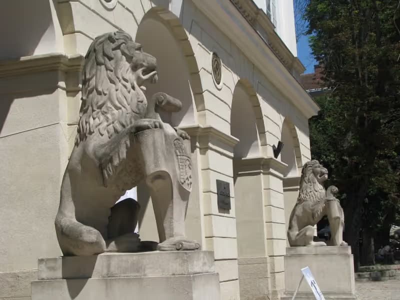 Леви біля Ратуші