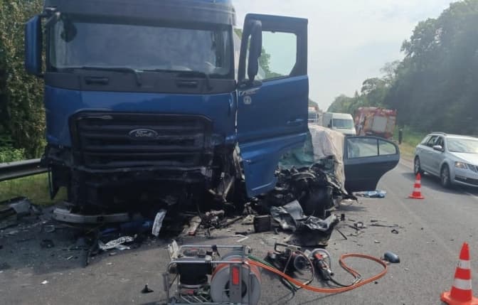 Біля Львова внаслідок зіткнення з вантажівкою загинув водій легковика