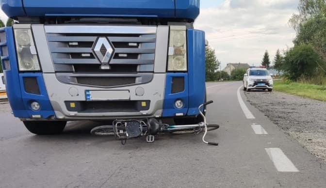 На Львівщині вантажівка збила велосипедиста