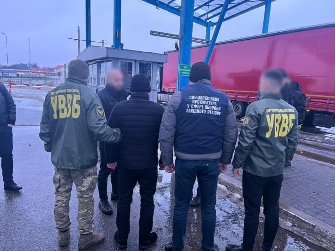 На Львівщині затримали переправника ухилянтів під час передачі хабаря