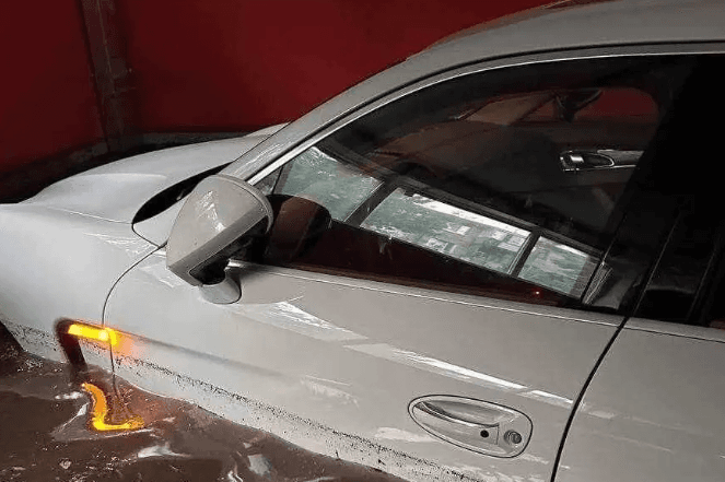 В Києві власники затоплених у підземному паркінгу автівок компенсації не отримають