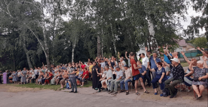 Голосування за перехід до ПЦУ у с. Сухоліси. Фото: О.Іван Кречківський