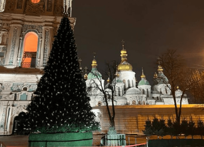 На Софійській площі в Києві встановили різдвяну ялинку