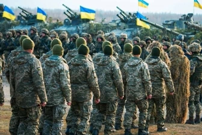 В Україні продовжили воєнний стан та мобілізацію