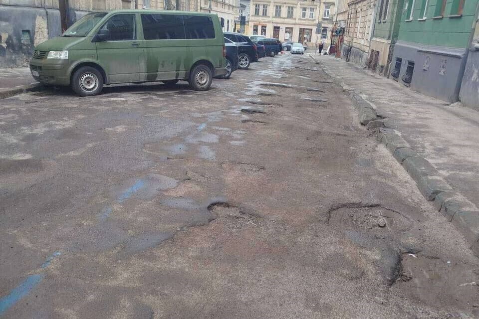Вулиця Сембратовичів до ремонту / фото: ЛМР