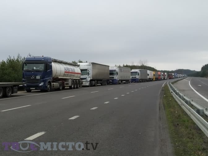 На кордонах Львівщини утворились масштабні черги з вантажівок. Що кажуть водії