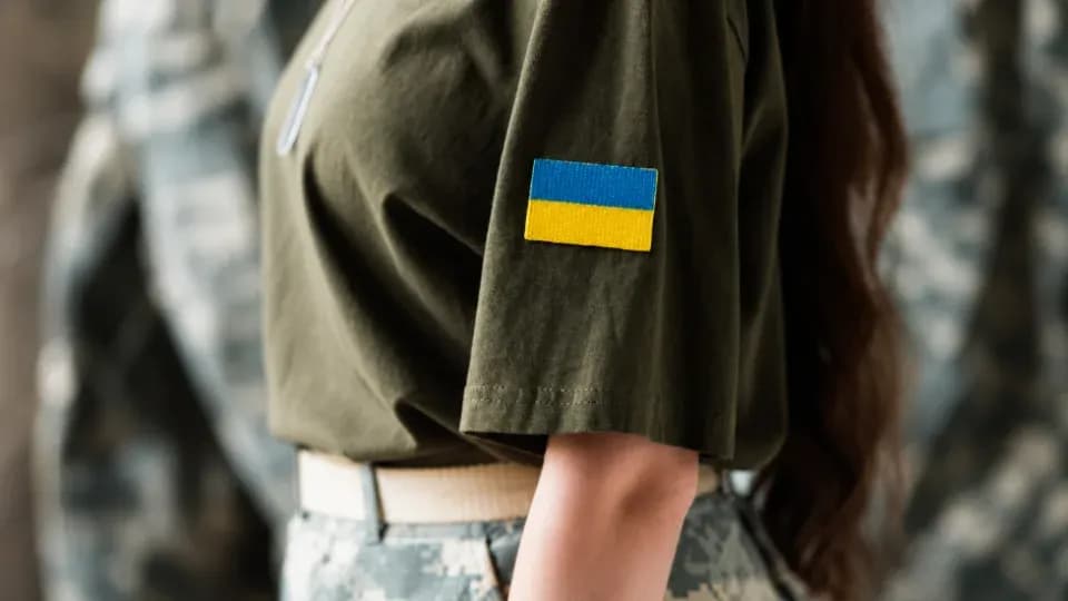 Працездатних українок без дітей пропонують масово відправляти до ЗСУ та проводити для них вишколи.