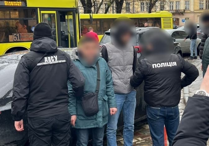 За 10 тисяч доларів обіцяв через ліс вивезти за кордон. У Львові затримали організатора схеми