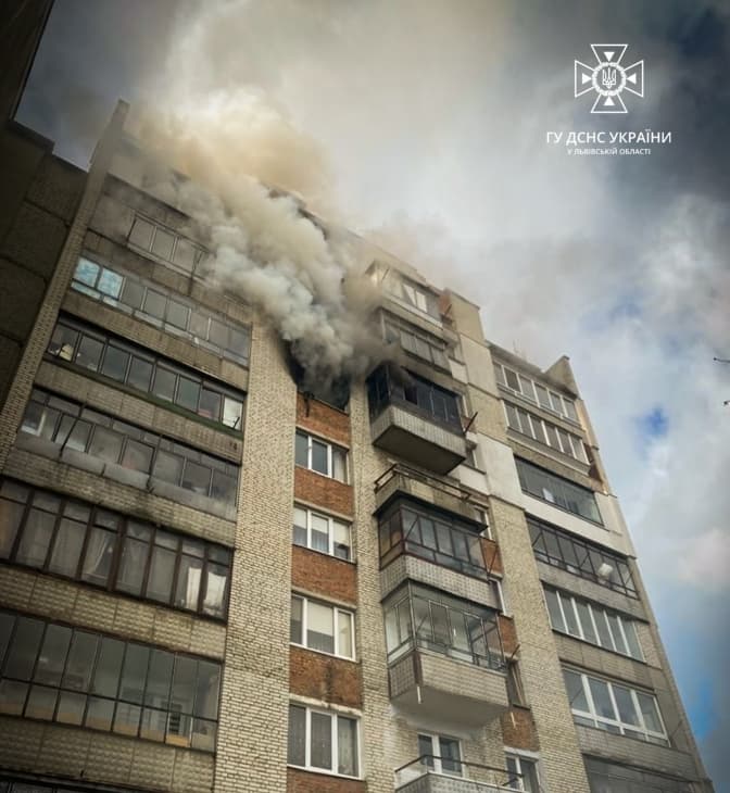 Біля Львова чоловік через пожежу вистрибнув з вікна сьомого поверху