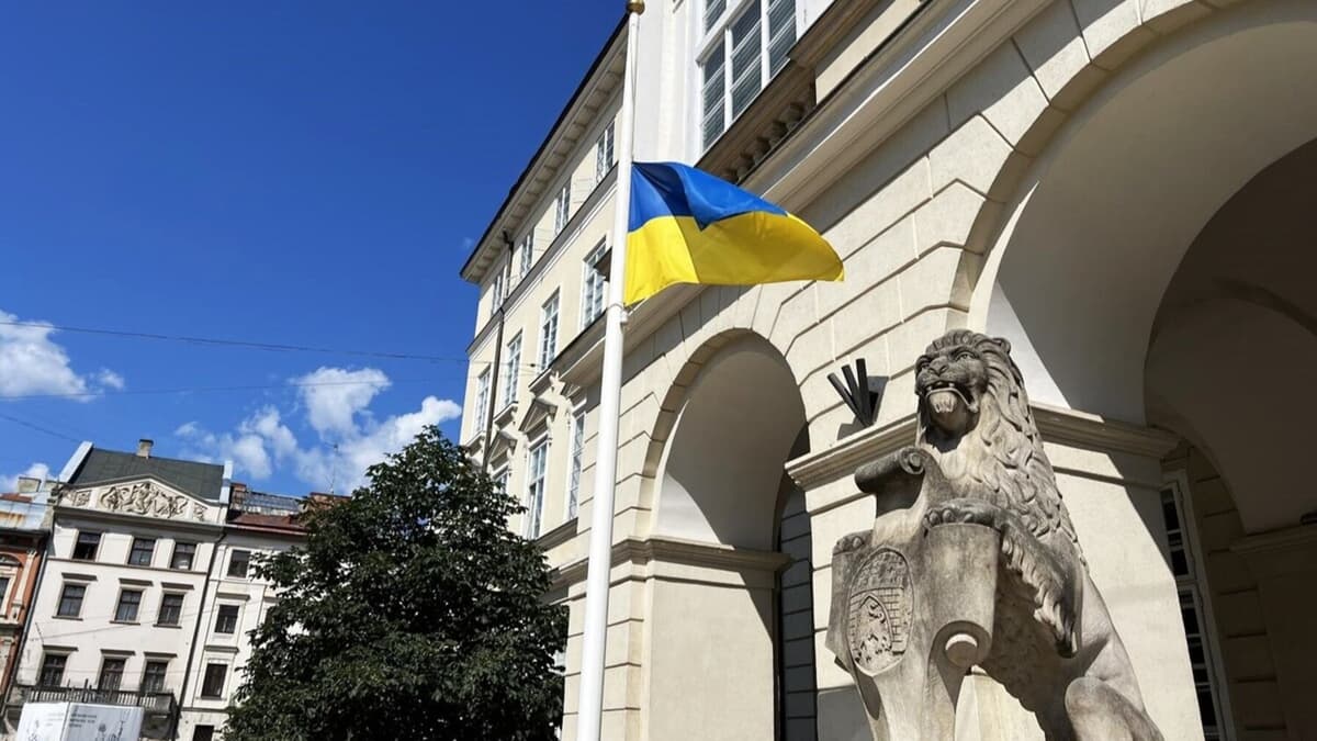 Через день жалоби у Києві у Львові приспустили прапори