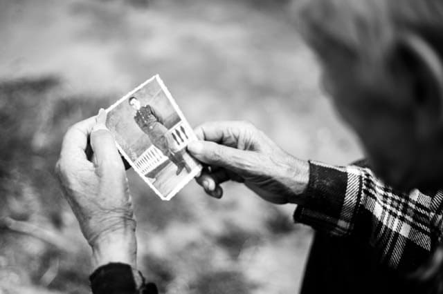 У їхніх зморшках такі різні емоції. На фотовиставці в «Архистратизі» покажуть долі переселенців з Польщі