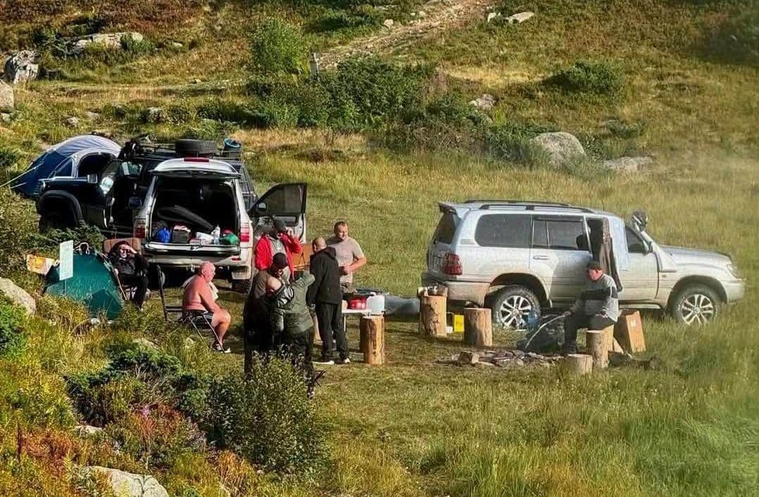 На Закарпатті правоохоронці встановлюють особи джиперів, які розгромили намети та заїжджали автівками у заповідне джерело / фото зі сторінки голови Закарпатської ОВА.