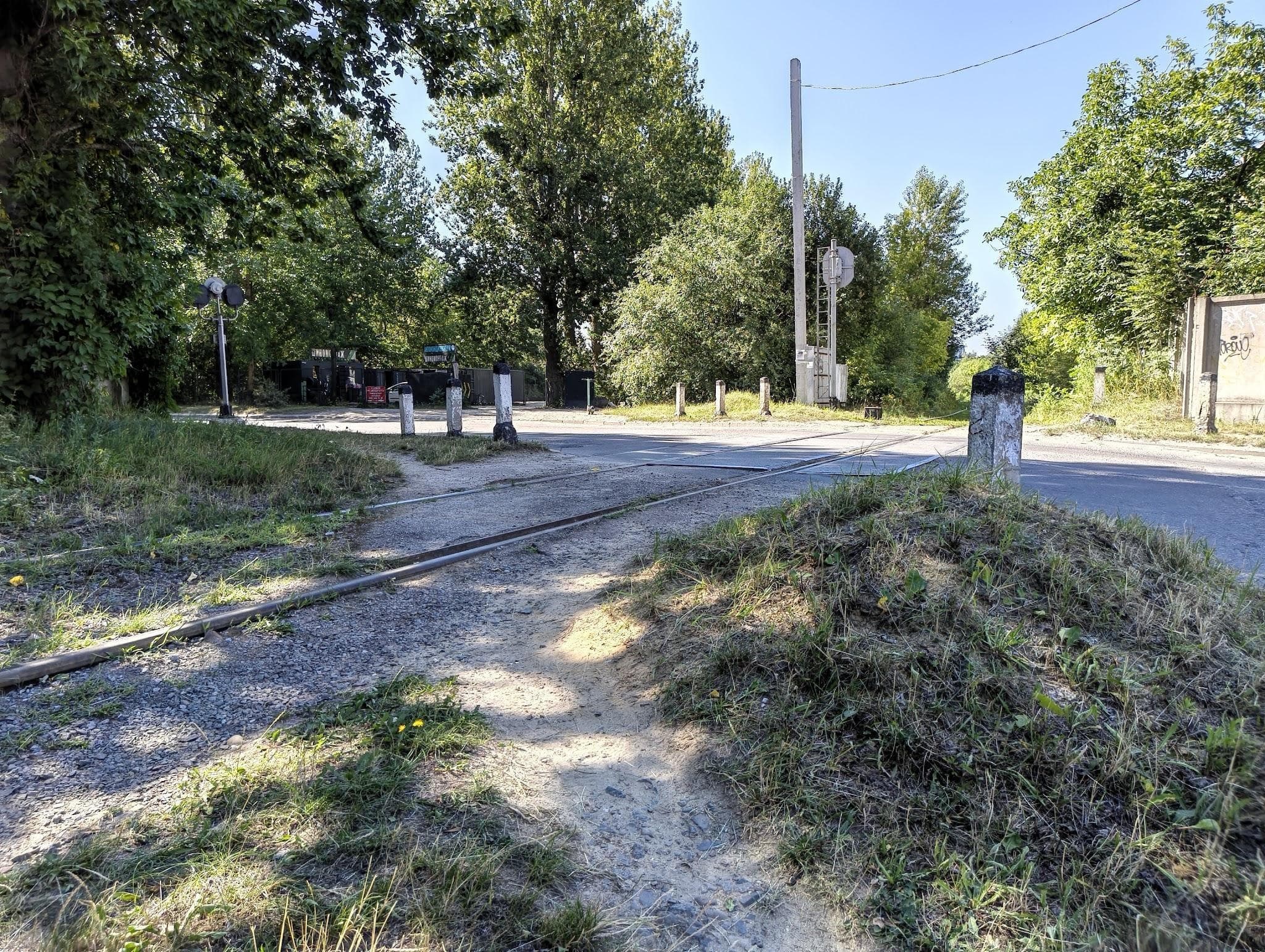 Перехід стежини та переїзд через залізничну колію