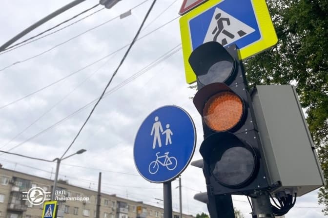 У Львові встановили новий світлофор, який регулюватиме рух через трамвайну колію