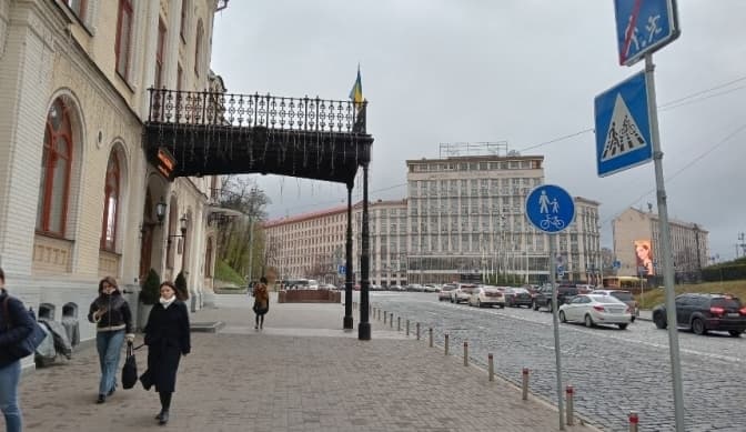 Біля Національної філармонії у Києві з’явилися інклюзивні паркомісця та велодоріжка