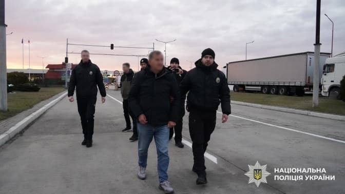 В Україну екстрадували забудовника, який ошукав інвесторів 42 новобудов Києва