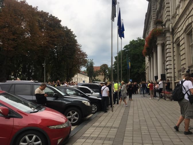Львівську ОДА пікетують перевізники