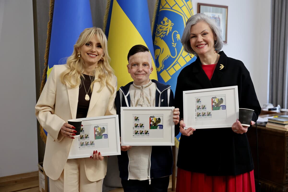 Серед присутніх на погашенні марки були: співачка Ірина Федишин, львів’янин, який пережив ракетний удар у Вінниці Роман Олексів та перша леді Львова Катерина Кіт-Садова /фото ЛМР
