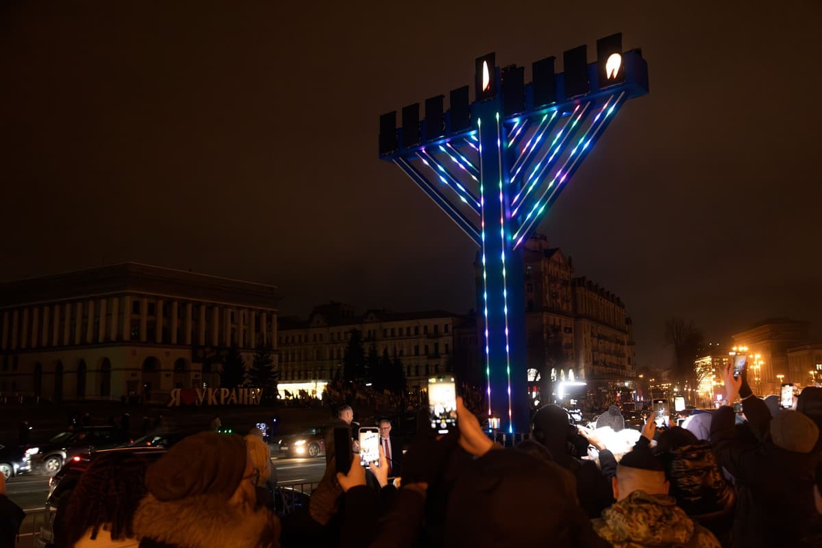 В мережі обурились ханукією в центрі Києва. Інші ж кажуть, що це ксенофобія та антисемітизм