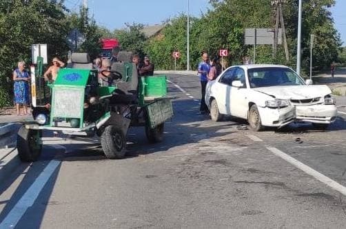 На Львівщині у ДТП постраждав водій трактора та його пасажир