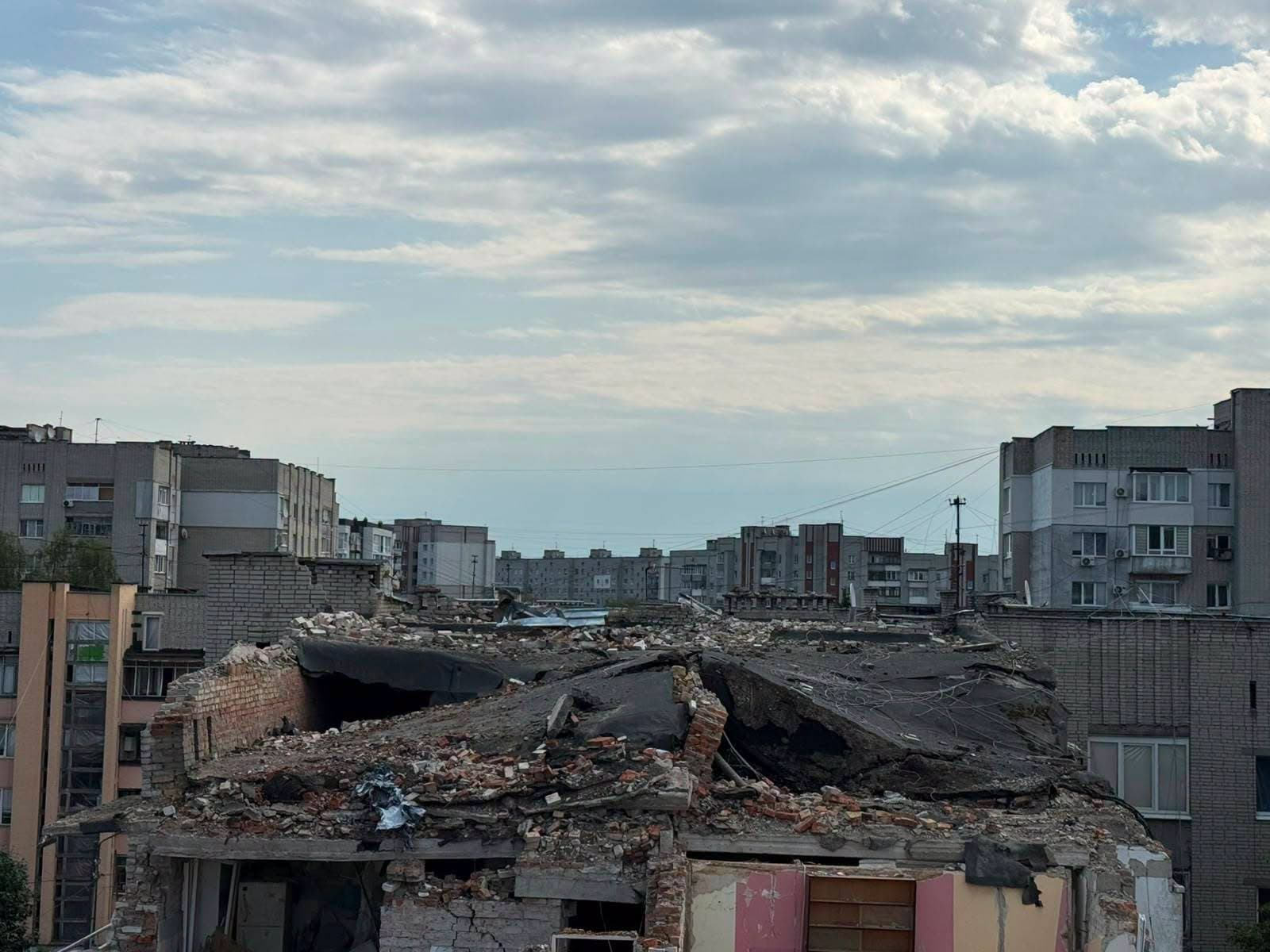 У Львові триває обстеження будинку на Патона, 25, пошкодженого російською атакою / фото: Залізнична РА