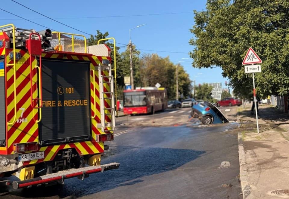 На Білицькій в Києві авто провалилося під асфальт через аварію на водогоні: схема об'їзду