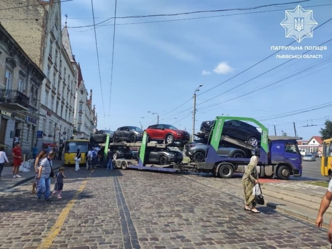 Водій автотягача вчинив ДТП з маршруткою біля вокзалу у Львові