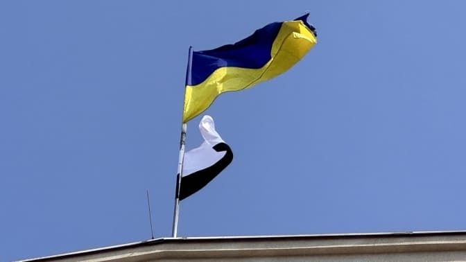 Укрзалізниця приспустила стяги над вокзалами в пам’ять про загиблих внаслідок атаки рф на пасажирський поїзд