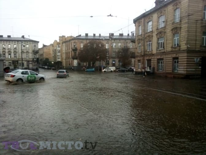 Злива затопила вулиці Львова. Фото, відео