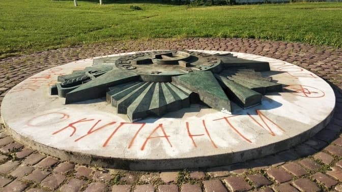 На Марсовому полі розмалювали військовий меморіал. Фото