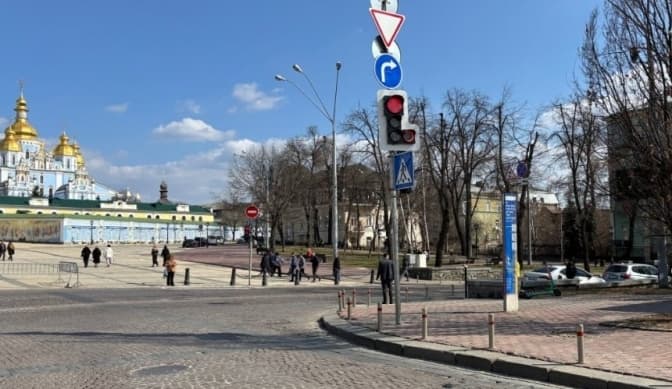 У Києві встановили перший світлофор із додатковим світловим контуром