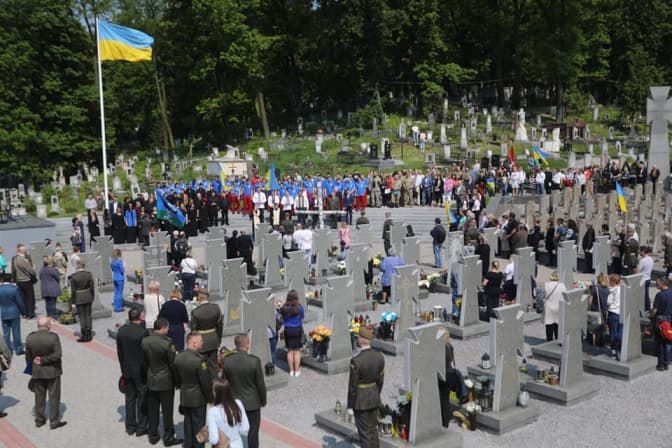 У Львові вшанували Героїв України. Фото дня