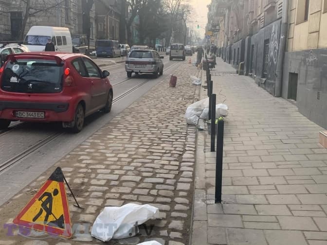 На вулиці Чупринки у Львові встановлюють обмежувачі заїзду на тротуар
