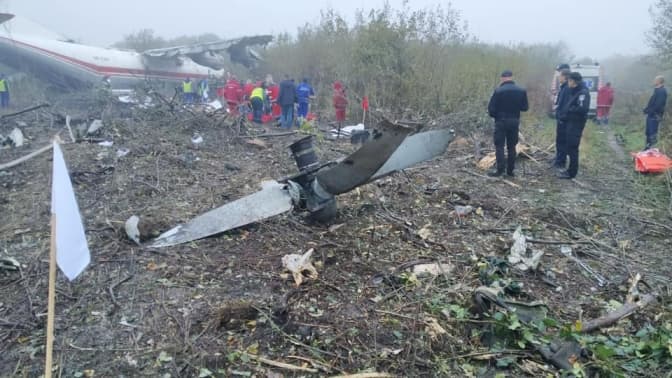 Потерпілі після падіння літака під Львовом перебувають у важкому стані