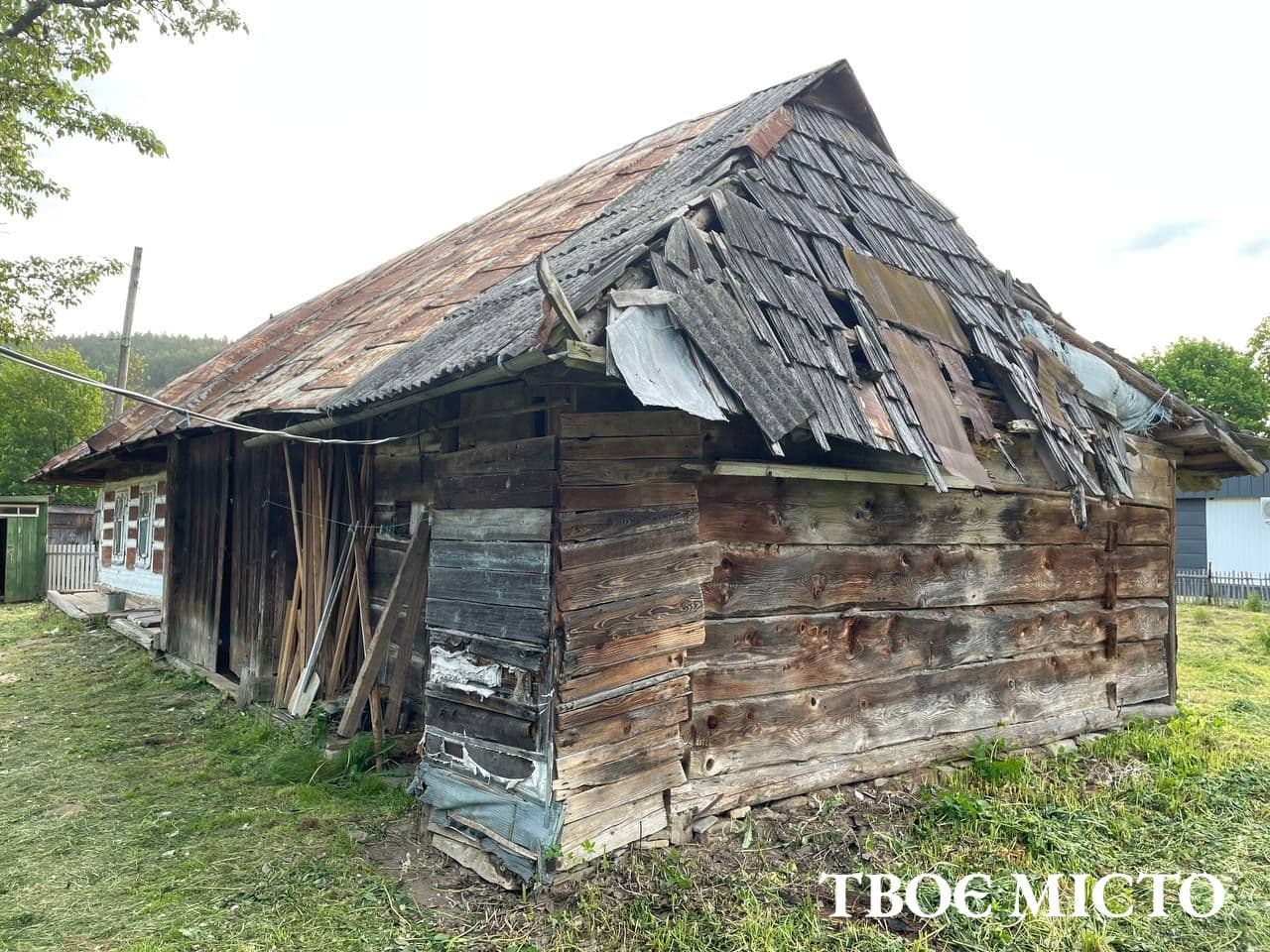 Занедбана майже столітня хата, яку виставили на продаж