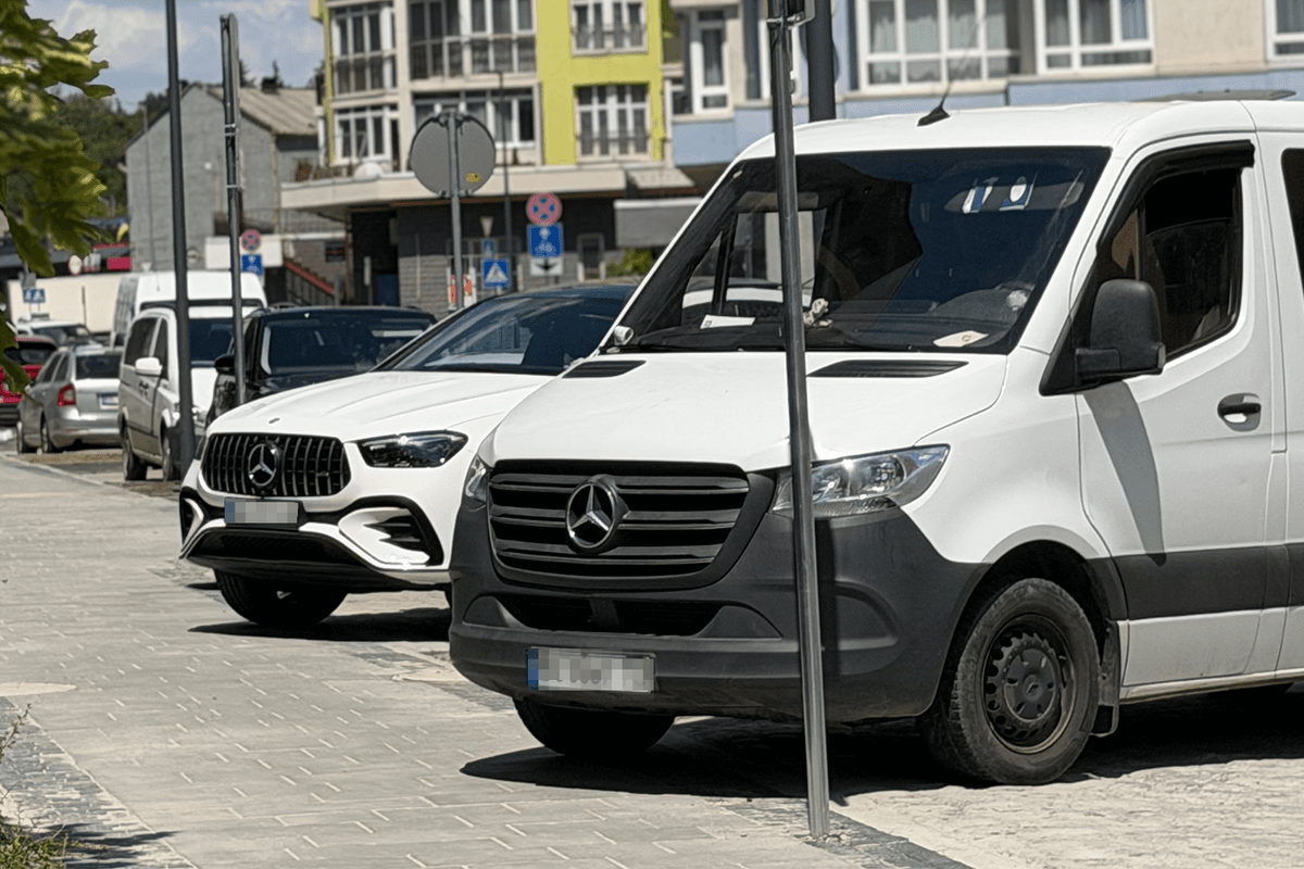 Евакуатори забирають авто у Львові за неправильне паркування на оновленій вулиці