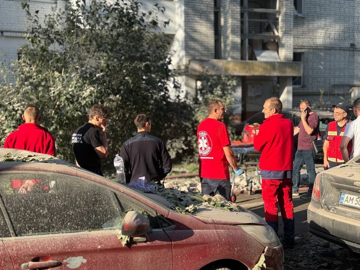 Медики на місці атаки / фото: ЛМР