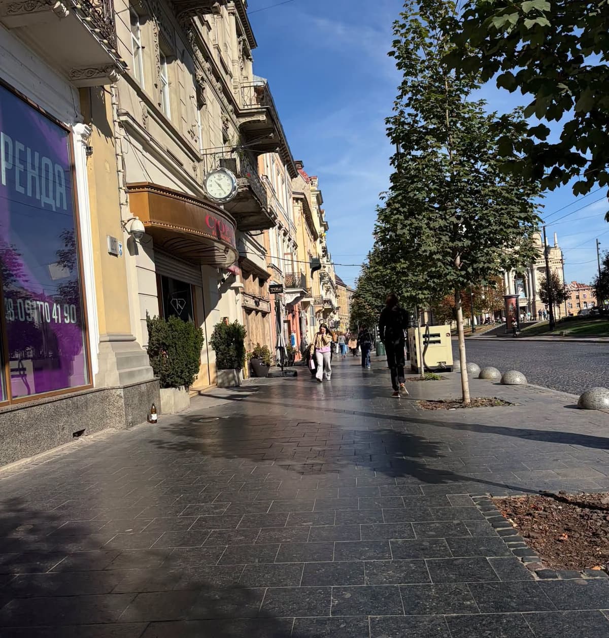 На проспекті Свободи знову оброблятимуть слизьку плитку: що зміниться