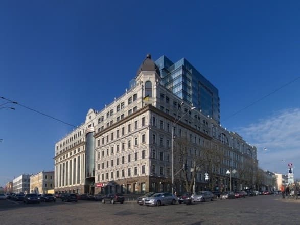 Невідомий у Києві захопив заручників у банку