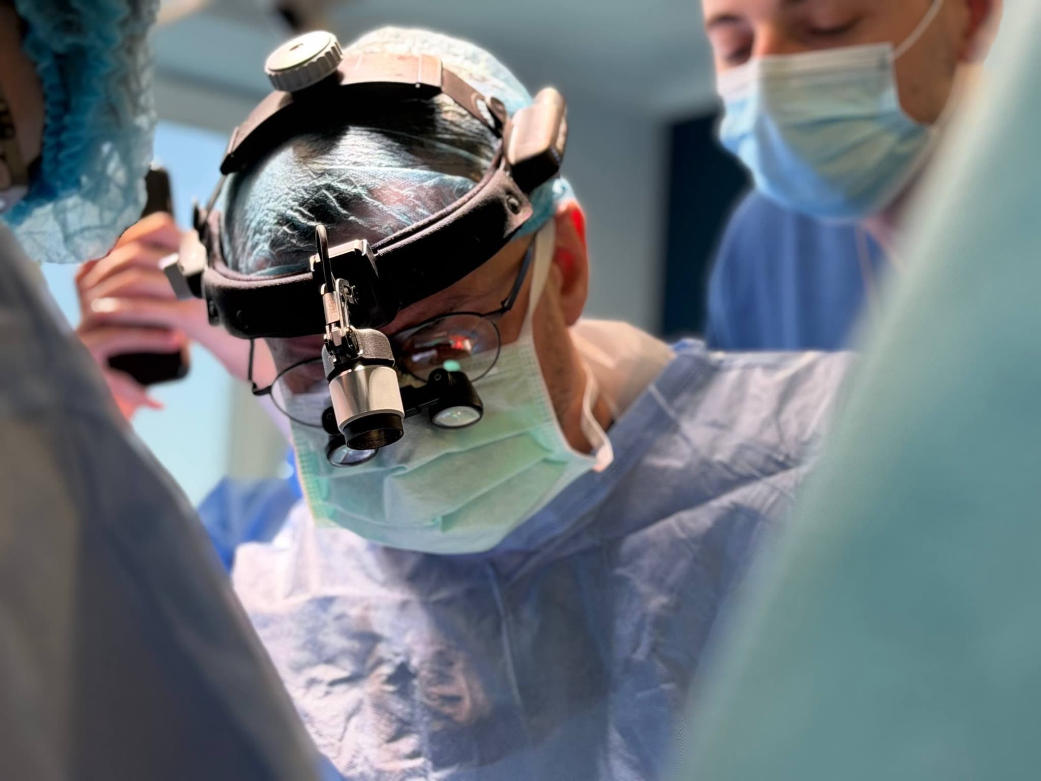 Львівські та київські хірурги провели унікальну операцію чоловіку з небезпечним паразитом/Фото: Перше ТМО