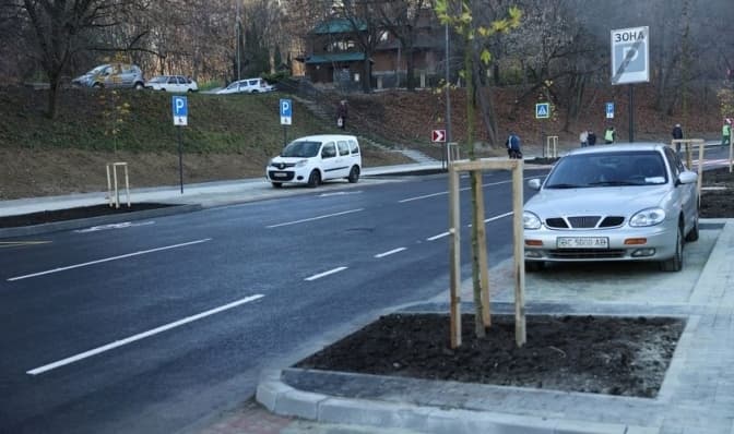 На вулиці Пилипа Орлика водії паркуються на газонах. Місто планує посилити роботу інспекторів