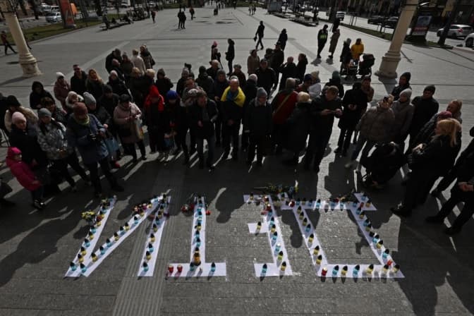 У Львові провели мирну акцію, присвячену річниці трагедії в маріупольському театрі. Фото