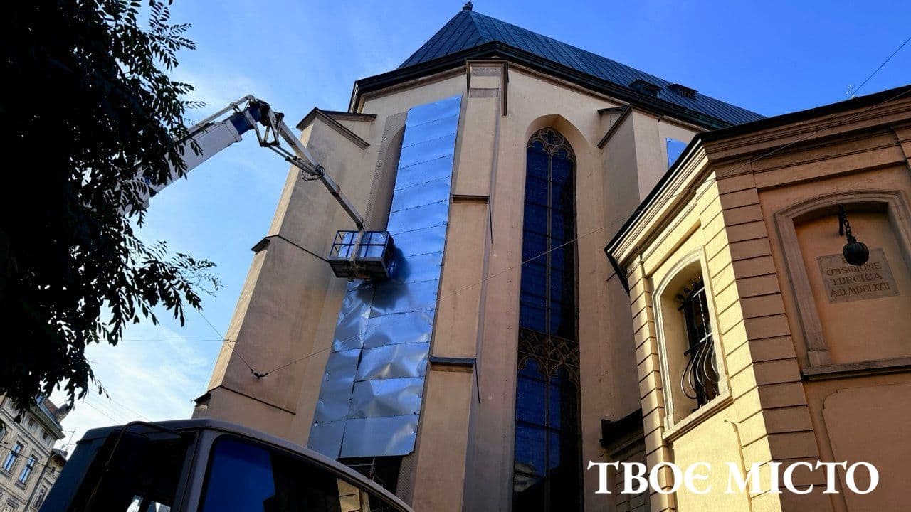 На вікнах Латинського собору у Львові оновлюють захисні панелі